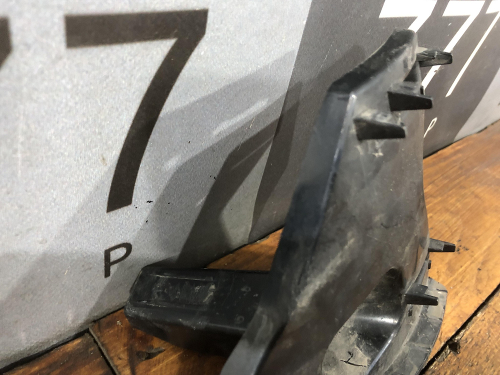 Кронштейн решетки радиатора VW Polo 6 20-нв Б/У Оригинал 6n5807986