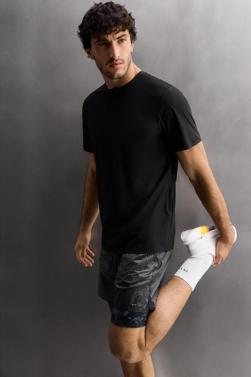 ZARA ЛЕГКАЯ ФУТБОЛКА ИЗ ТЕХНИЧЕСКОЙ ТКАНИ, ЧЕРНЫЙ