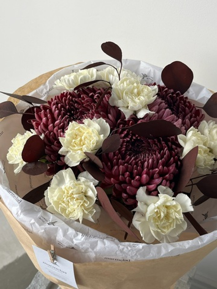 Букет из хризантемы бигуди, диантусов и эвкалипта