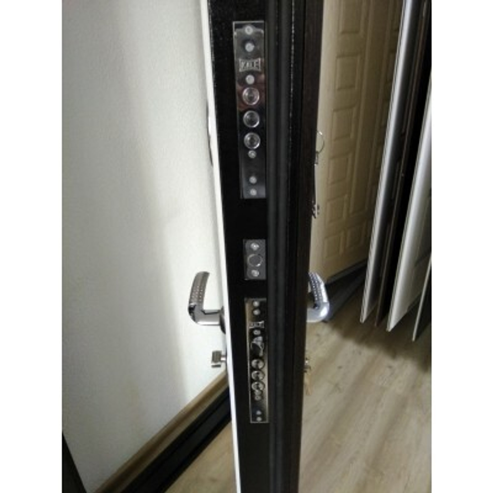 Дверь Входная Лабиринт CLASSIC шагрень черная С зеркалом Максимум Белый софт