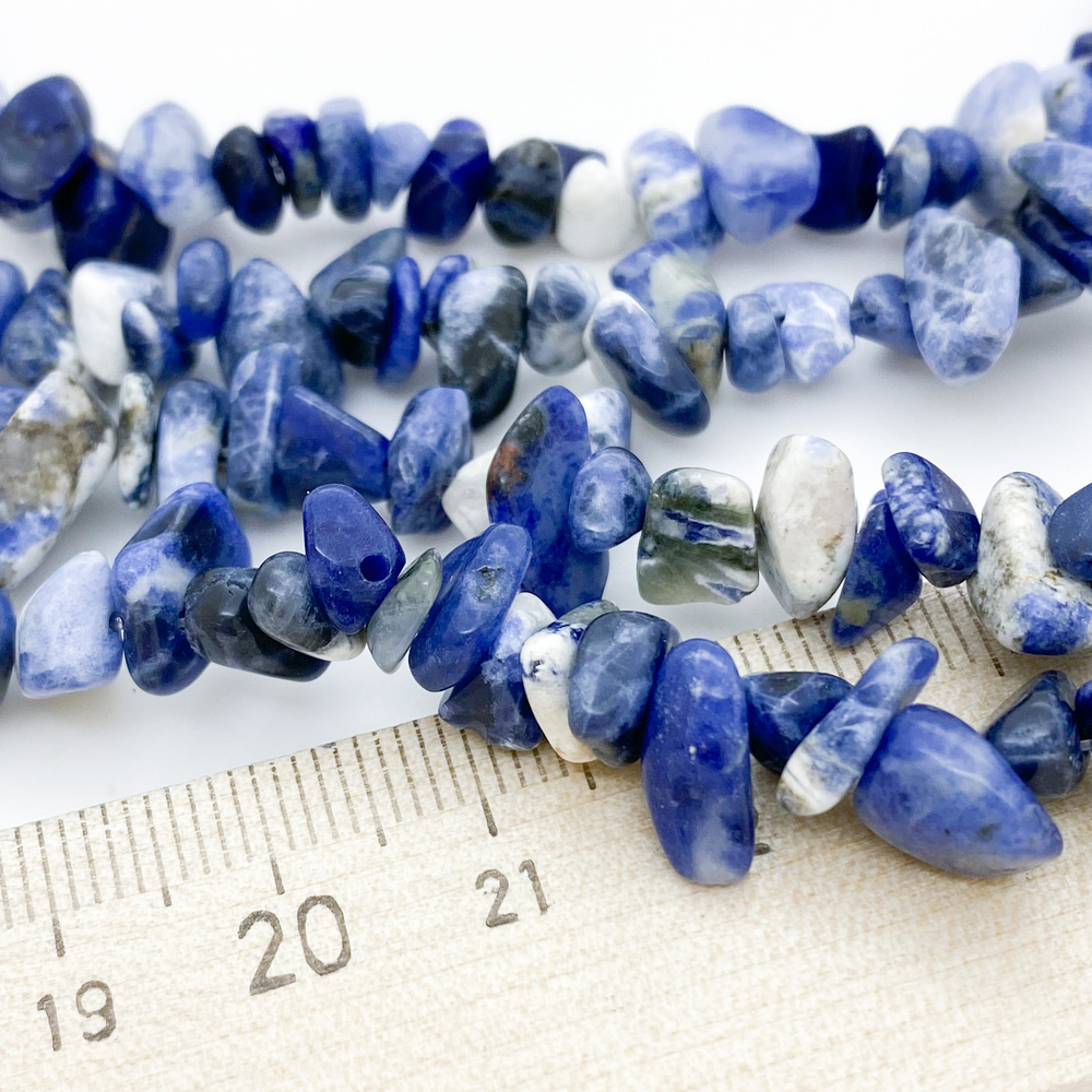 Содалит, крошка 4-8 мм, цена за двойную нить (76 см)