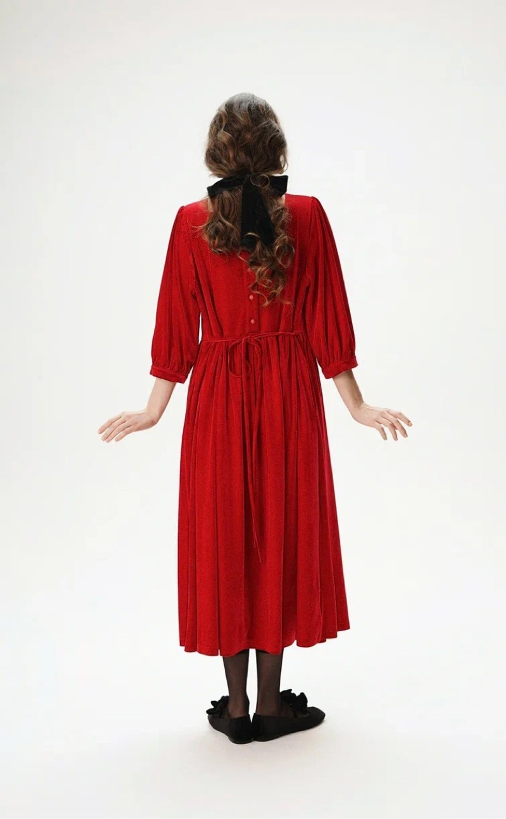 Платье с квадратным вырезом и рукавами-фонариками из бархата "Заветное желание"