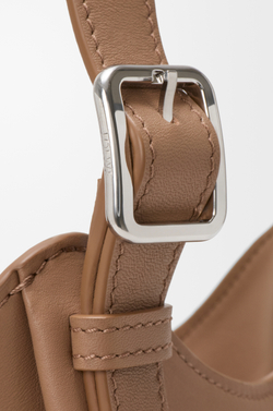 Loewe Сумка Hammock Flip из классической телячьей кожи, мокко
