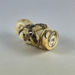 Статуэтка нэцкэ Мальчик с большим карпом