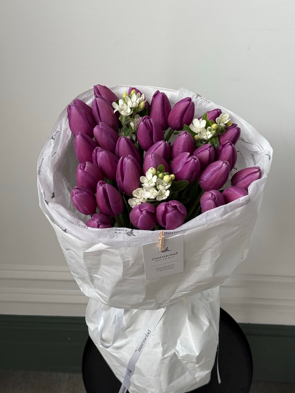 Букет из 31 фиолетового тюльпана и белого оксипеталума