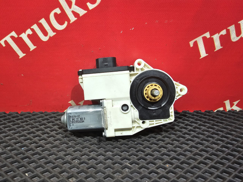 Моторчик стеклоподъемника правый