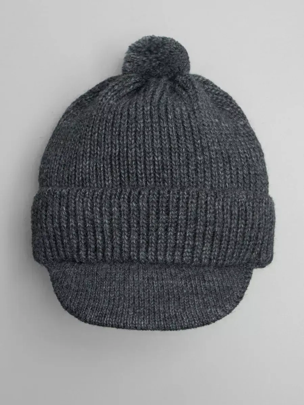 Шапка для мальчика с козырьком на осень