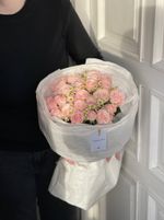 Букет с нежными кустовыми розами и ромашкой