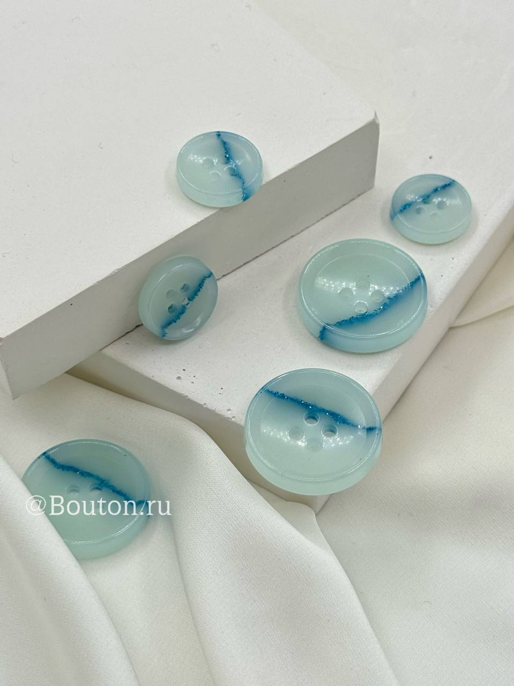 Пуговицы на прокол голубые с блестящей синей прожилкой