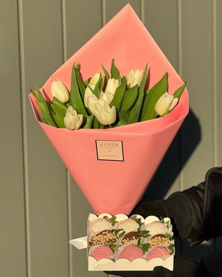 Тюльпаны и клубника в шоколаде