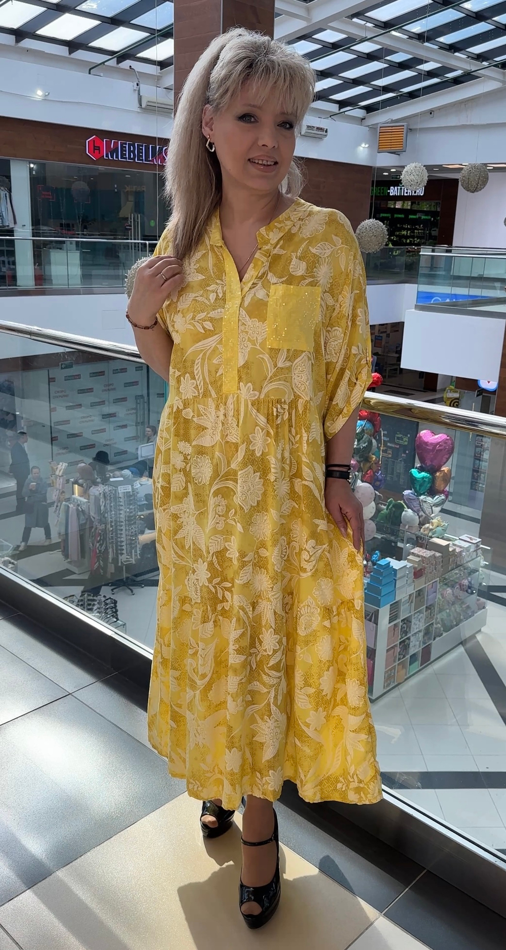 Итальянское цветное платье с пайетками на кармашке