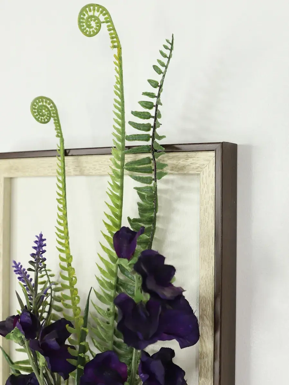 Искусственные цветы в багетной раме для декора