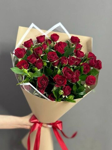 Букет из 7 красных кустовых роз сорта "Mirabel"