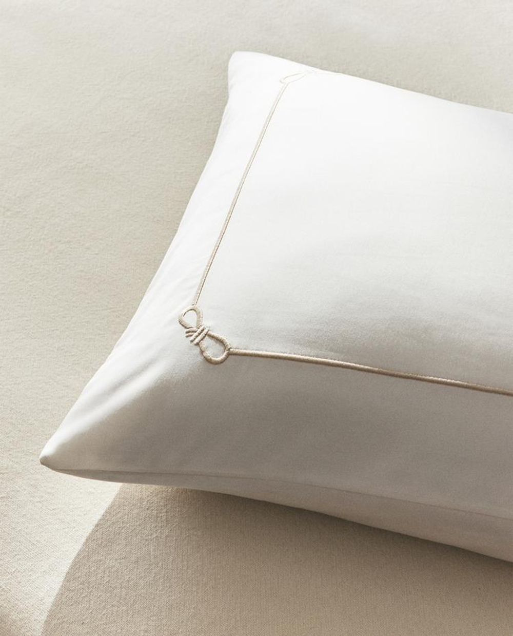 ZARA HOME САТИНОВАЯ НАВОЛОЧКА С КОНТРАСТНОЙ КАЙМОЙ, ЗОЛОТОЙ