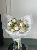 Букет сборный из одноголовой хризантемы, диантусов, хелеборуса и маттиолы