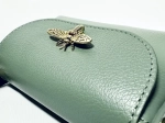 Женская сумочка с застежкой-пчелкой из натуральной кожи мятного цвета