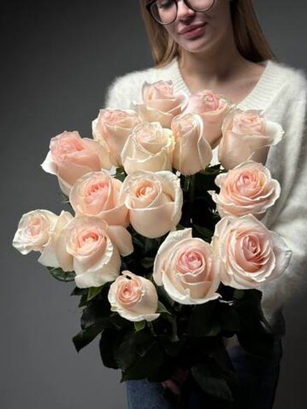 Букет из 15 нежно розовых роз под ленту