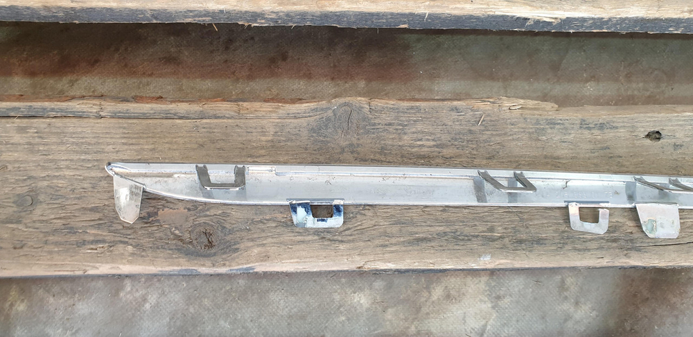 Молдинг решетки радиатора Mercedes C (W205) 14-18 Б/У Оригинал A2058880173