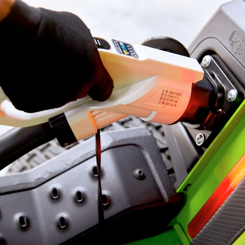 Райдер садовый аккумуляторный с нулевым радиусом разворота Greenworks ZTCS92, 82V, 92 см, с АКБ 8 кВтч (7405407)