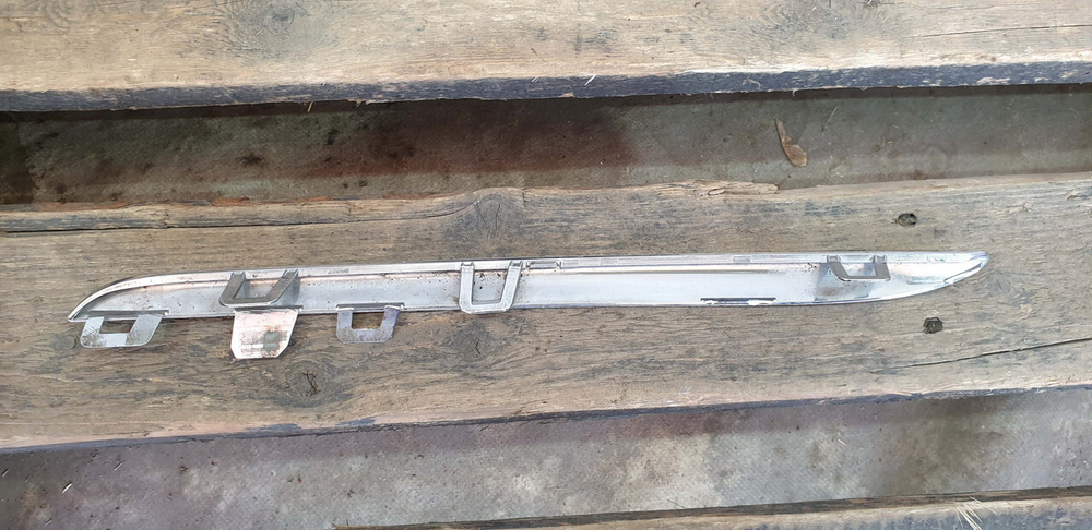 Молдинг решетки радиатора Mercedes C (W205) 14-18 Б/У Оригинал A2058880373