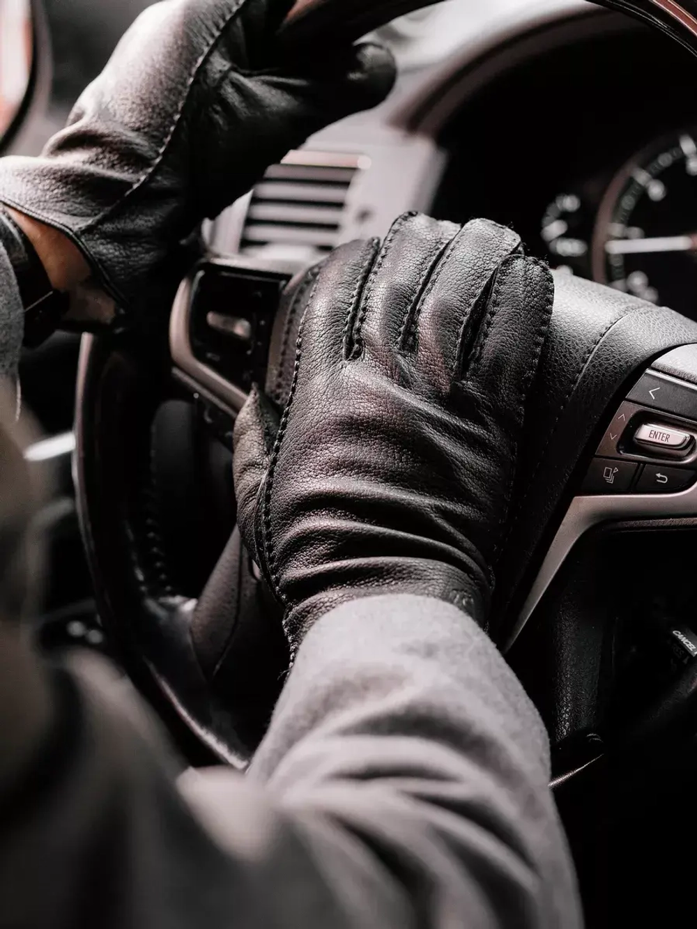 Утепленные перчатки из натуральной кожи