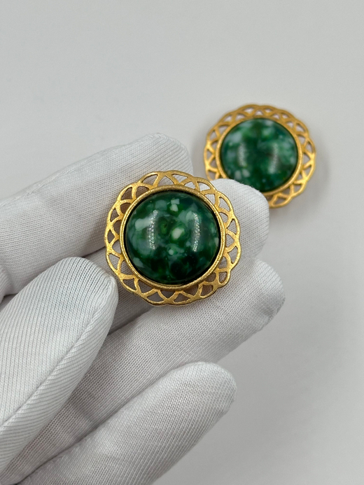 Накладка на пуговицу с зелёным кабошоном