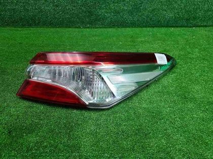 Фонарь правый внеш Toyota Camry xv70 17-24 галоген