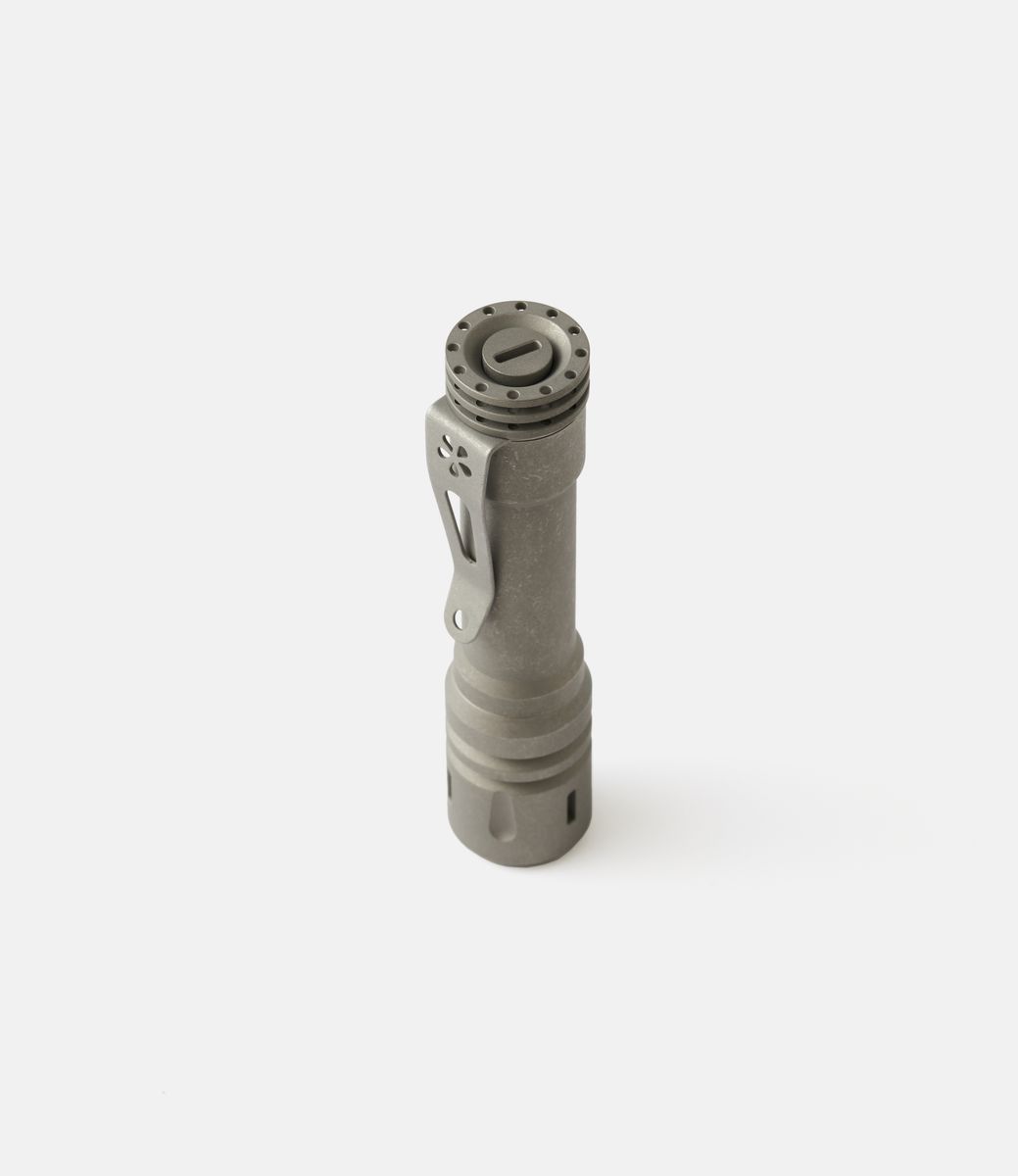 LANapple Ti Stonewashed Smooth — карманный фонарик из титана