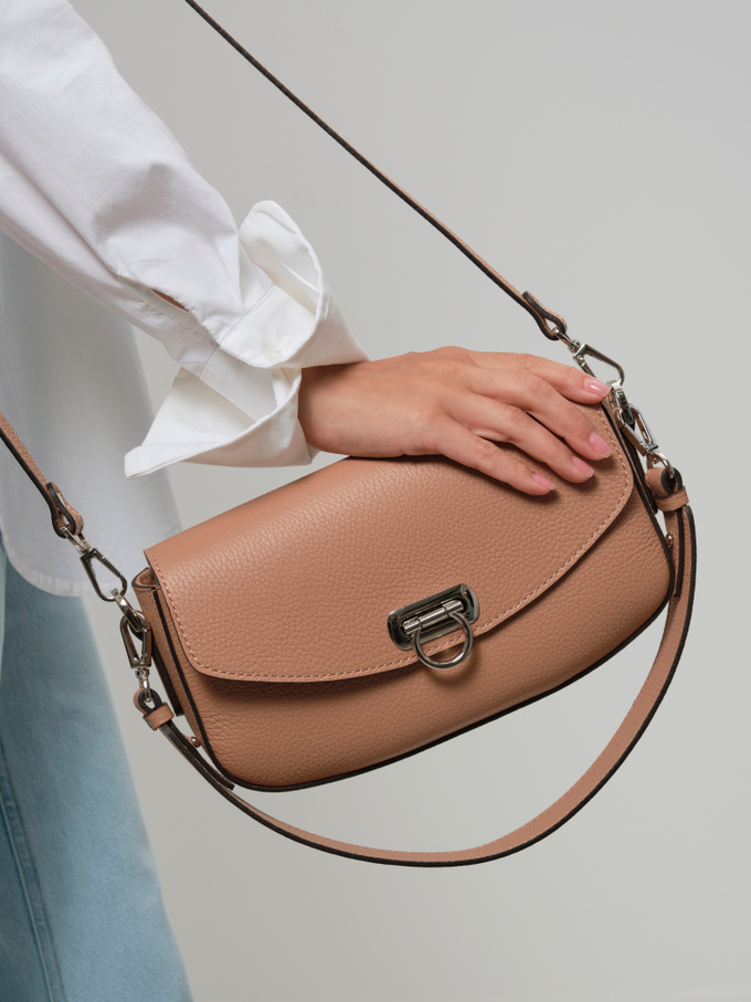 Сумка кожаная на плечо багет нуга