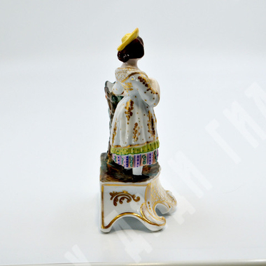 Дама в национальном костюме .Ваза. Фарфор, глазурь, роспись. Эдме Самсон (Edme Samson & C), Франция.
