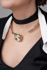 Колье-обруч Flora Belissima ассиметричный плоский лепесток, оттенок золото