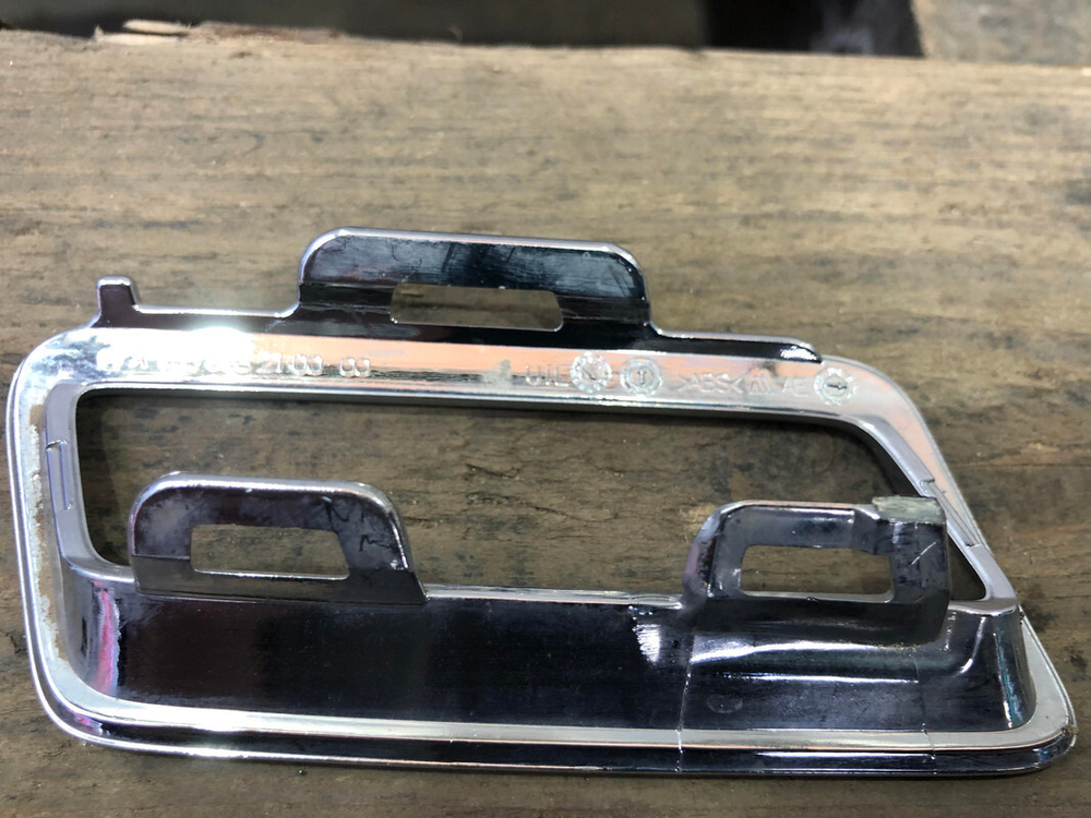 Накладка решетки радиатора Mercedes GLA (X156) 17-20 Б/У Оригинал A1568882100