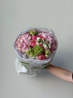 Букет из гортензии, кустовых пионовидных роз, лизиантуса и вибурнума