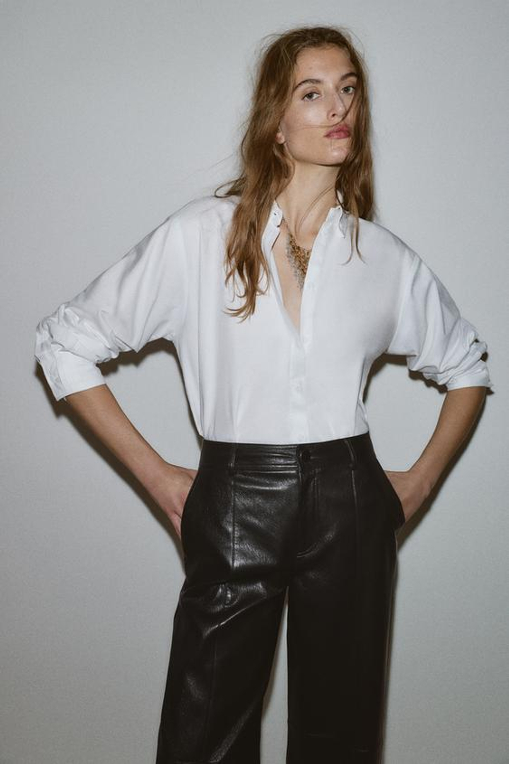 ZARA БРЮКИ ПРЯМОГО КРОЯ ИЗ ИСКУССТВЕННОЙ КОЖИ, КОРИЧНЕВЫЙ