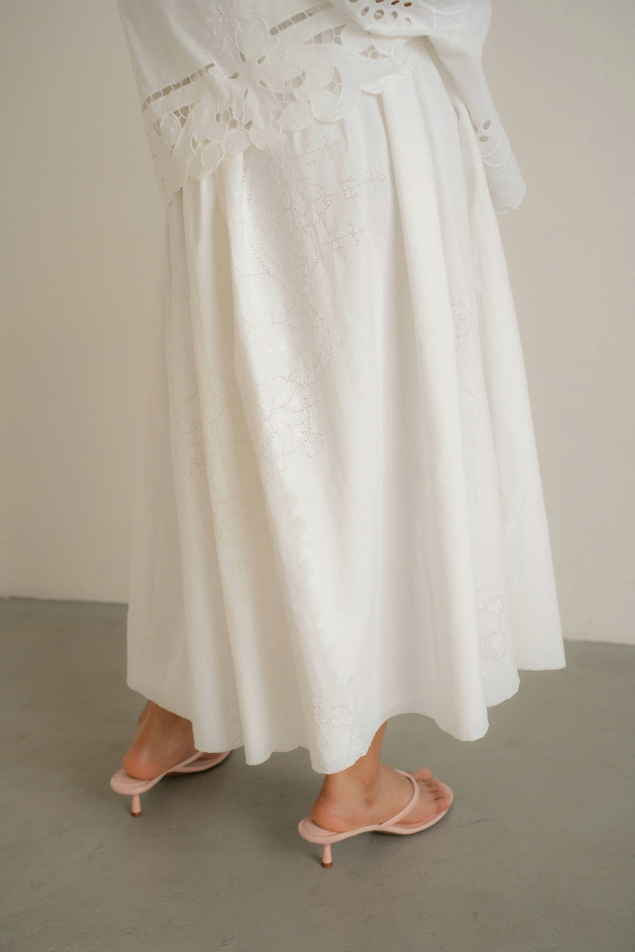 Юбка с мелкой перфорированной вышивкой