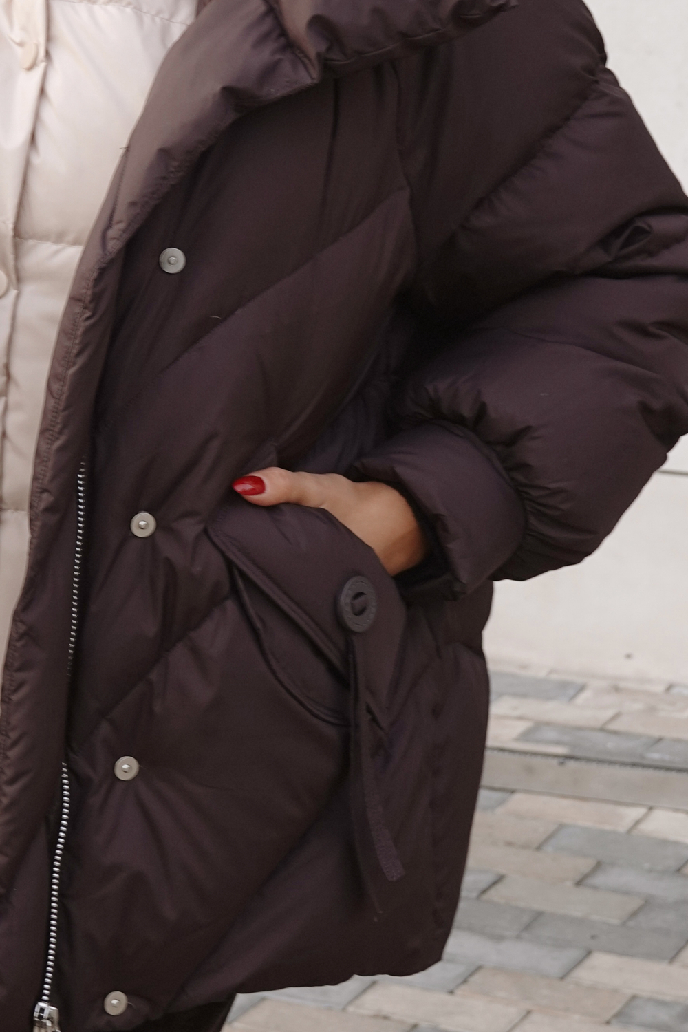 Пуховик средней длины с декором на карманах