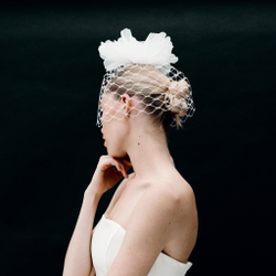 Вуаль из крупной сетки с шелковым цветком