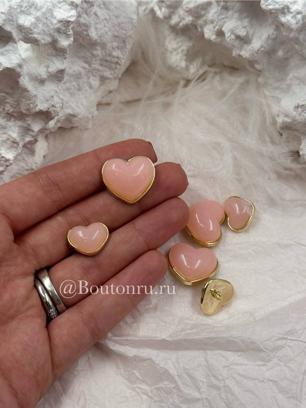 Пуговицы золотистые в форме сердца персиковые (розовые)