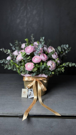 Корзинка с ранункулюсами