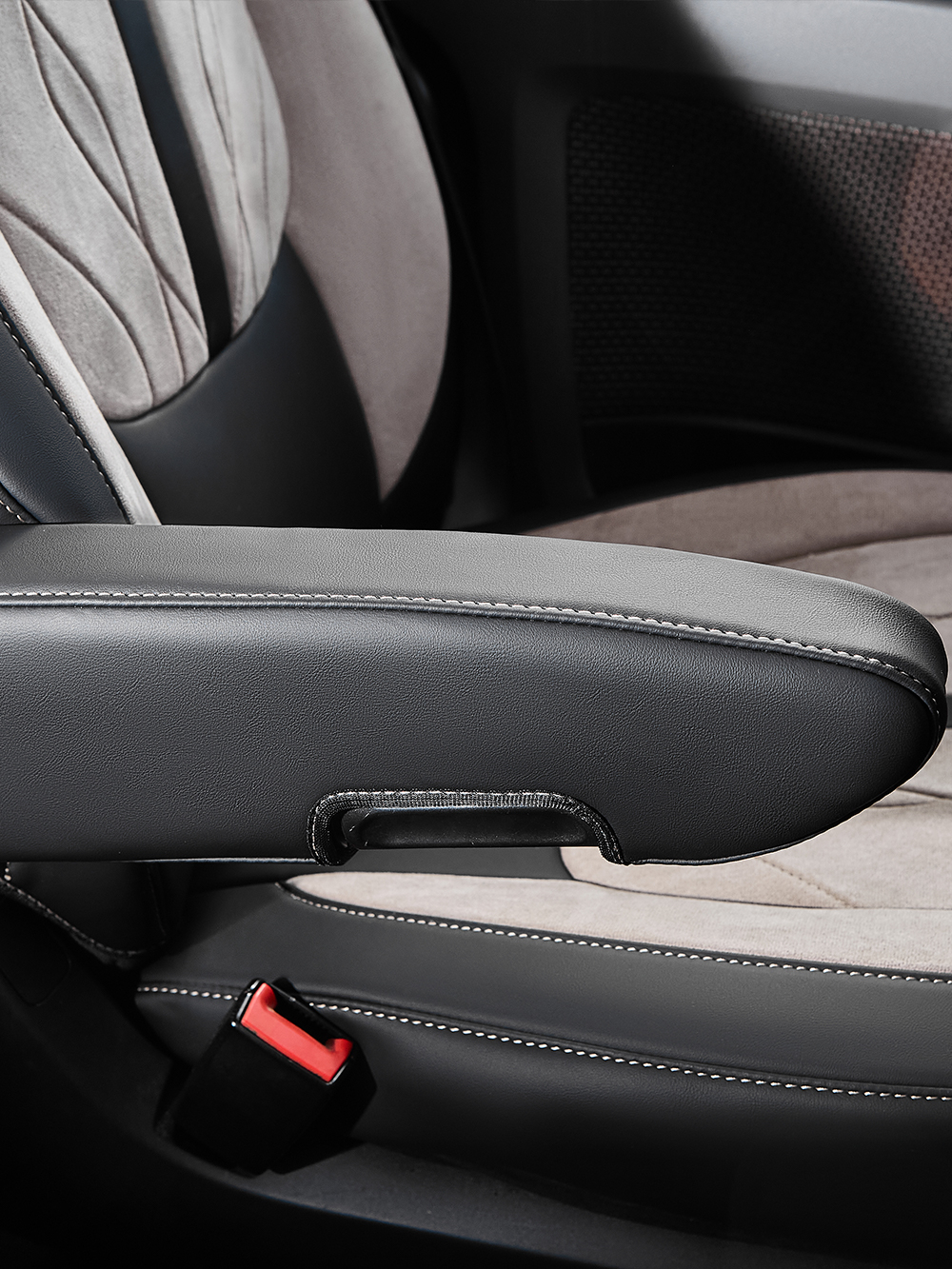 Чехлы Люкс DAF XF 106 (экокожа, черный цвет, бежевая вставка)