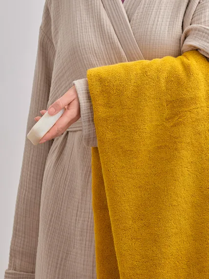 Полотенце банное цвета охры из коллекции essential, 70х140 см