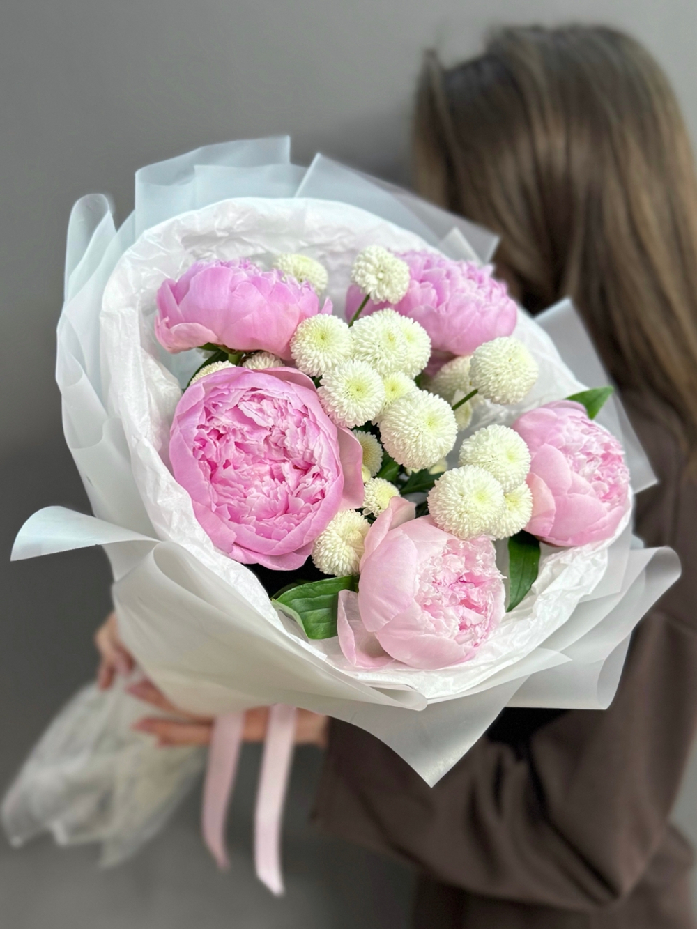 Дуо-букет с пионами и кустовыми хризантемами