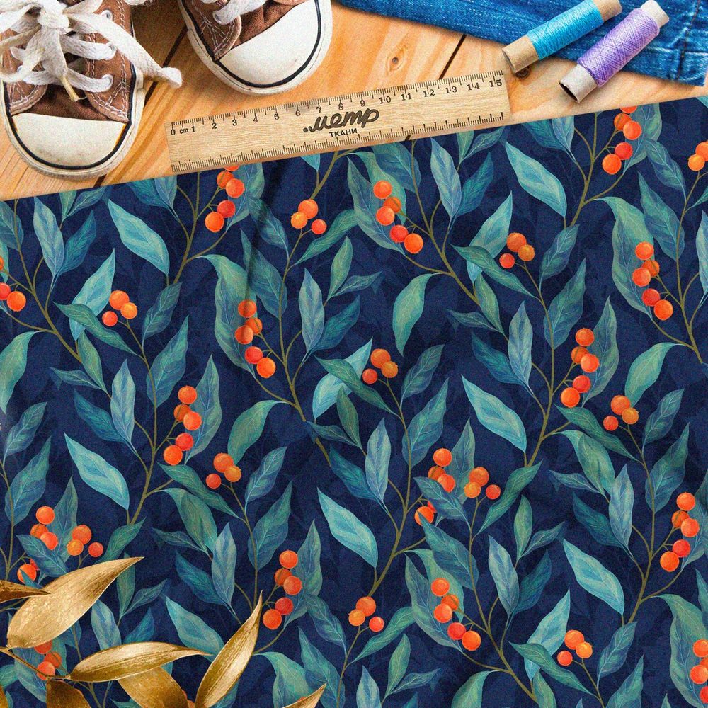 Ткань таффета яркая брусника среди тёмных листьев в стиле «нуар»