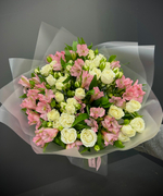 Альстромерии с кустовыми розами