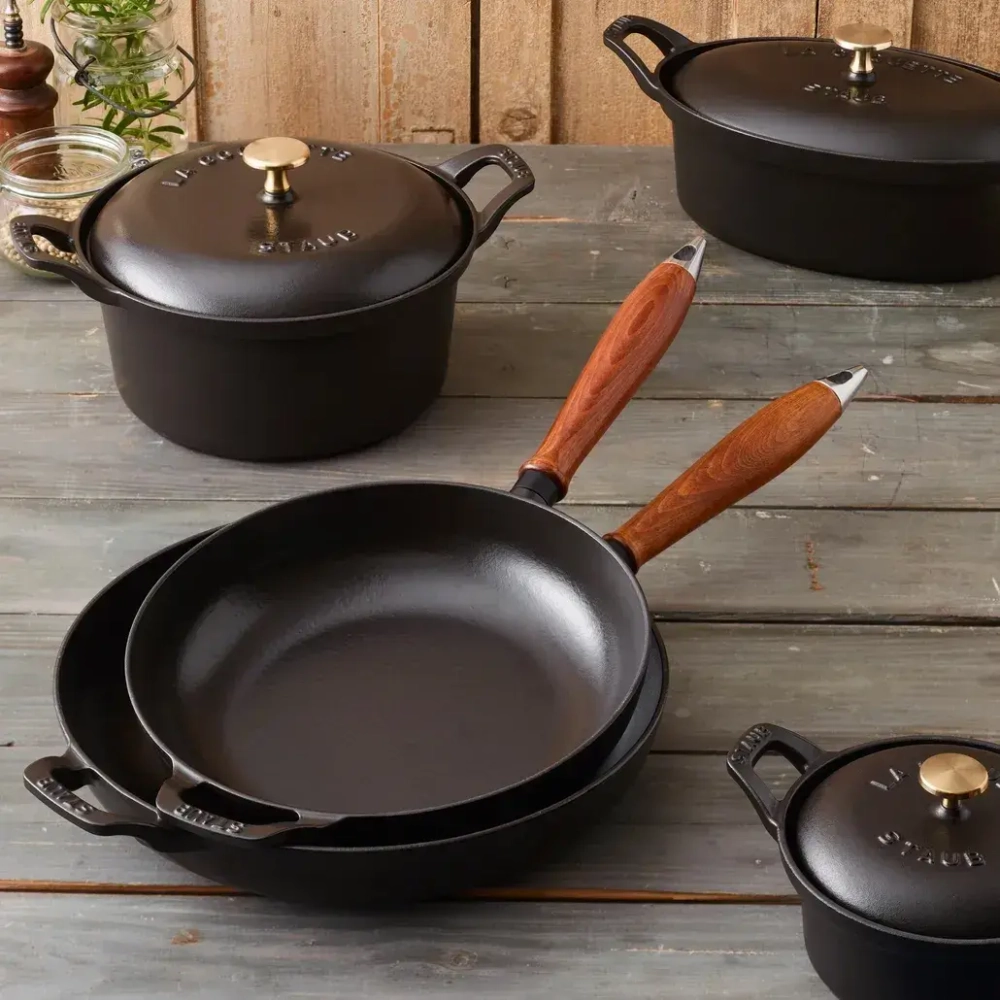 STAUB Сковорода чугунная с деревянной ручкой, 24 см.