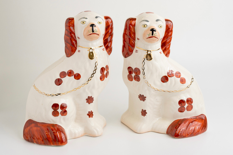 Пара керамических каминных собак с цепями и ошейниками