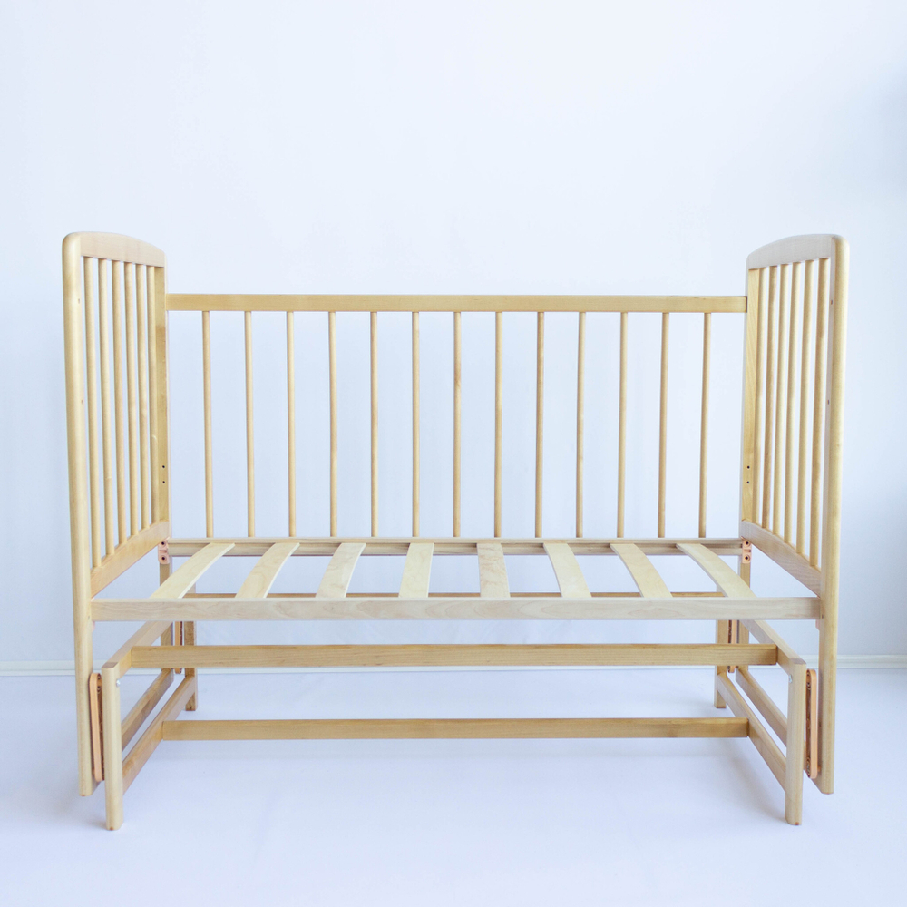 Детская кроватка Малютка 36 с маятником (лак)