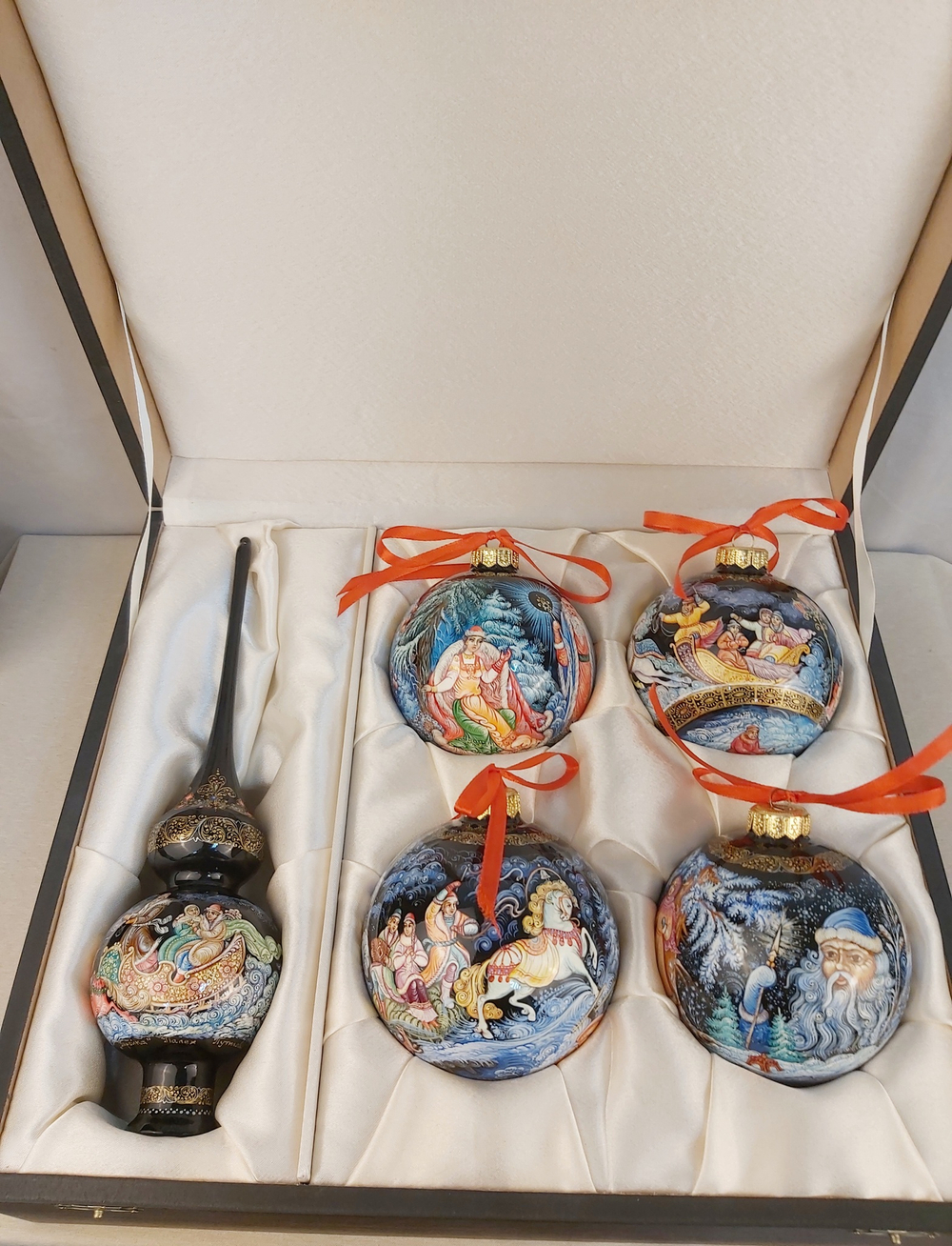 Сувенирный набор из 4-х новогодних шаров и наконечника с ручной росписью Палех
