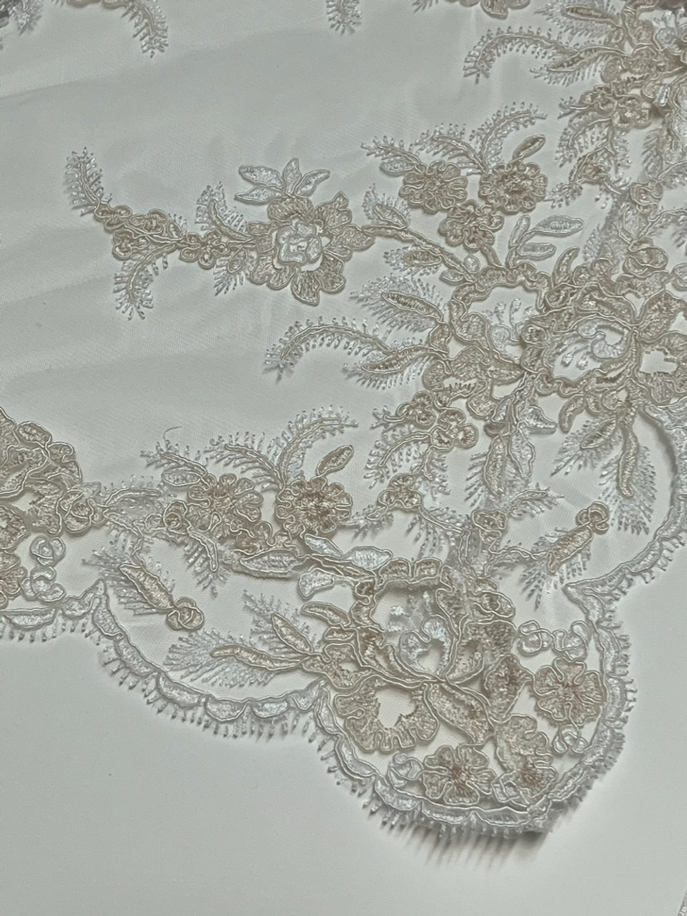 Скатерть кружевная 140x300 Emozioni Lace шампань