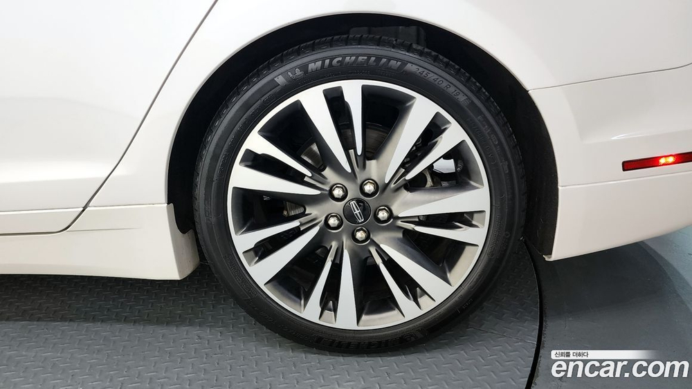 Lincoln New MKZ Hybrid (03.2020)
